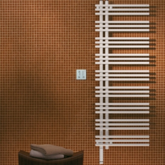 Rankšluosčių džiovintuvas Zehnder Yucca Asymmetric 1304x378 baltos spalvos 